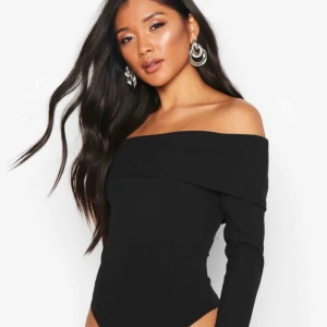  - HELT ny body från boohoo i storlek 38 men mer som 36 då jag inte kom in i den (och har vanligtvis 36/38. Prislapp kvar då den endast är provad! Kostade 150kr nypris. Köpare står för frakt annars möts ja i Malmö! 