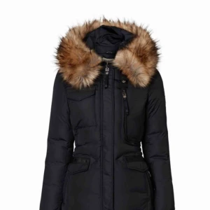  - Hej Säljer min Rocko baroco vinterjacka den är knappt använd så den e som ny Modellen är figursydd & sitter fint på med en päls som ser ut som Äkta päls. Storlek: XS en mindre S kan oxå ha den Nypris: 1849kr Mitt pris: 1000kr eller bud då den är som ny. 