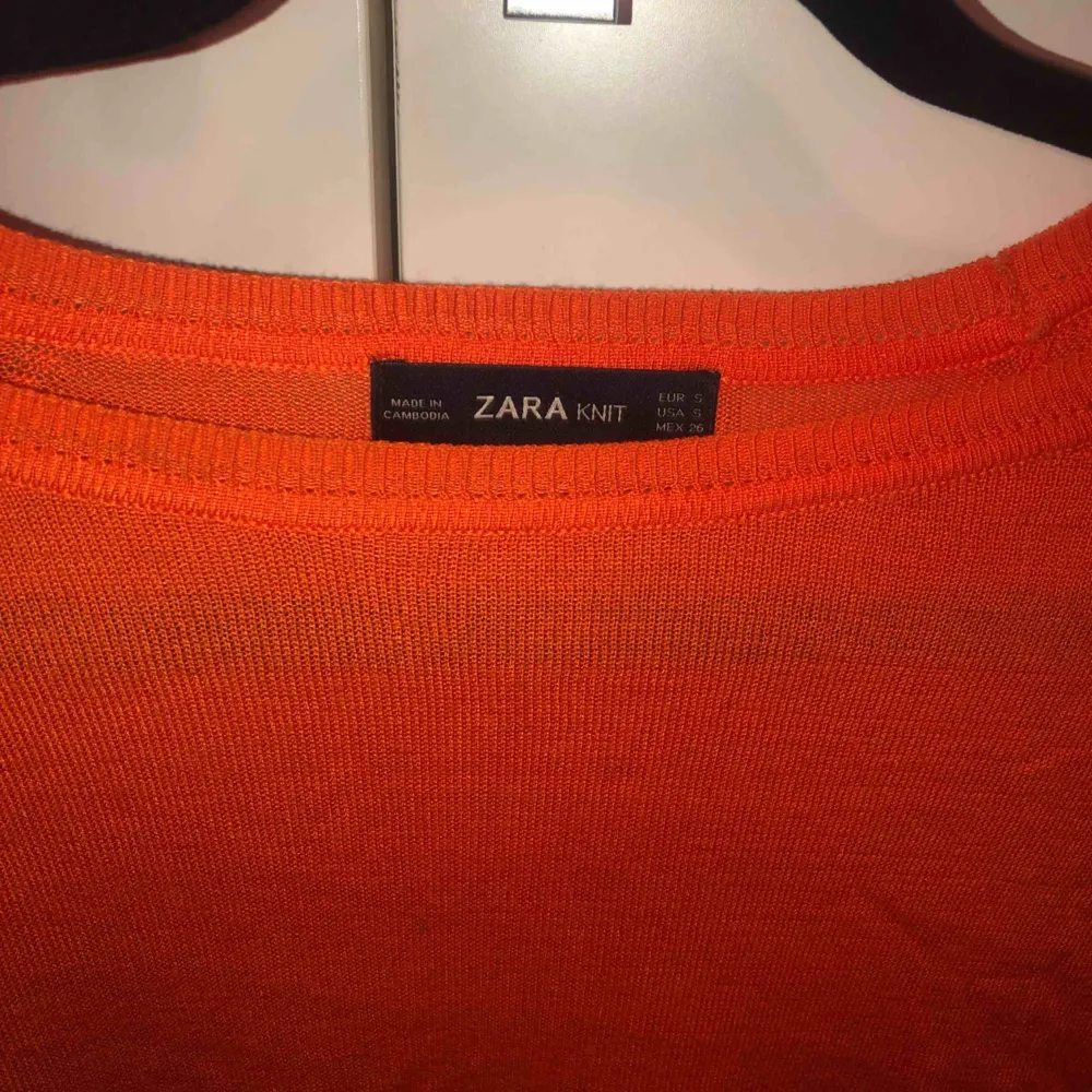 Orange zara tröja, köpt förra året, ganska tunn i materialet. välanvänd🧡lätt att styla och piffa upp med enkla accessoarer✨. Tröjor & Koftor.