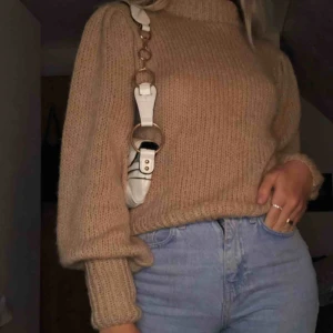  - stickad tröja från na-kd! köpt för någon månad sen och inte använts så den är helt ny med prislappen kvar 🤩🤩 storlek L men jag har xs/s i vanliga fall och den passar på mig. Nypris 399kr 🦠🦠🦠 frakten är inräknad i priset :)