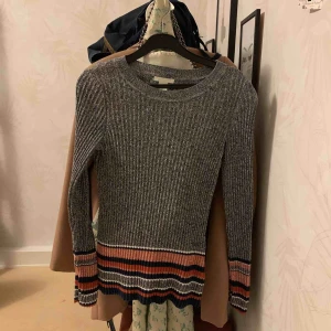  - En fin gråfärgad tröja med ränder ner till, ny skick från HM. Aldrig använd och är i storlek XS