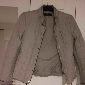 - Höst/vår jacka som är sparsamt använd och i mycket fint skick.  Färgen är beige och rättvis färg visas på bild nr.3