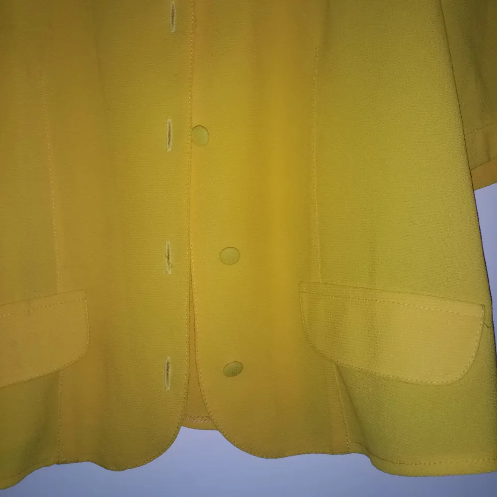 Jättefint gult vintageplagg som går att matcha på många sätt, passar S-L. Blusar.