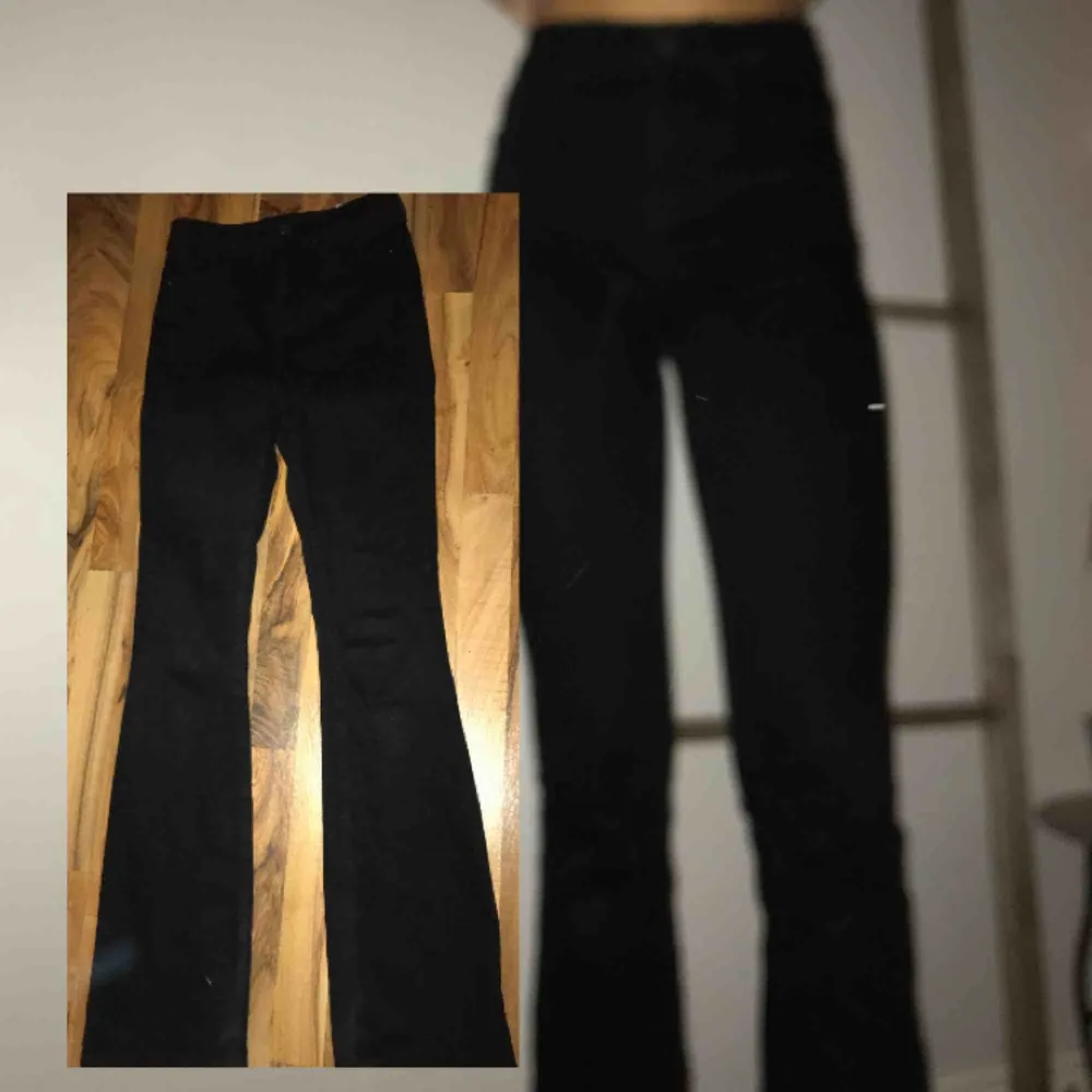 Svarta bootcut Jeans köpta på Vero Moda, bara använda ett fåtal gånger✨Jag är en S/36 och är 175cm lång Frakt: 50kr . Jeans & Byxor.