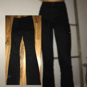  - Svarta bootcut Jeans köpta på Vero Moda, bara använda ett fåtal gånger✨Jag är en S/36 och är 175cm lång Frakt: 50kr 