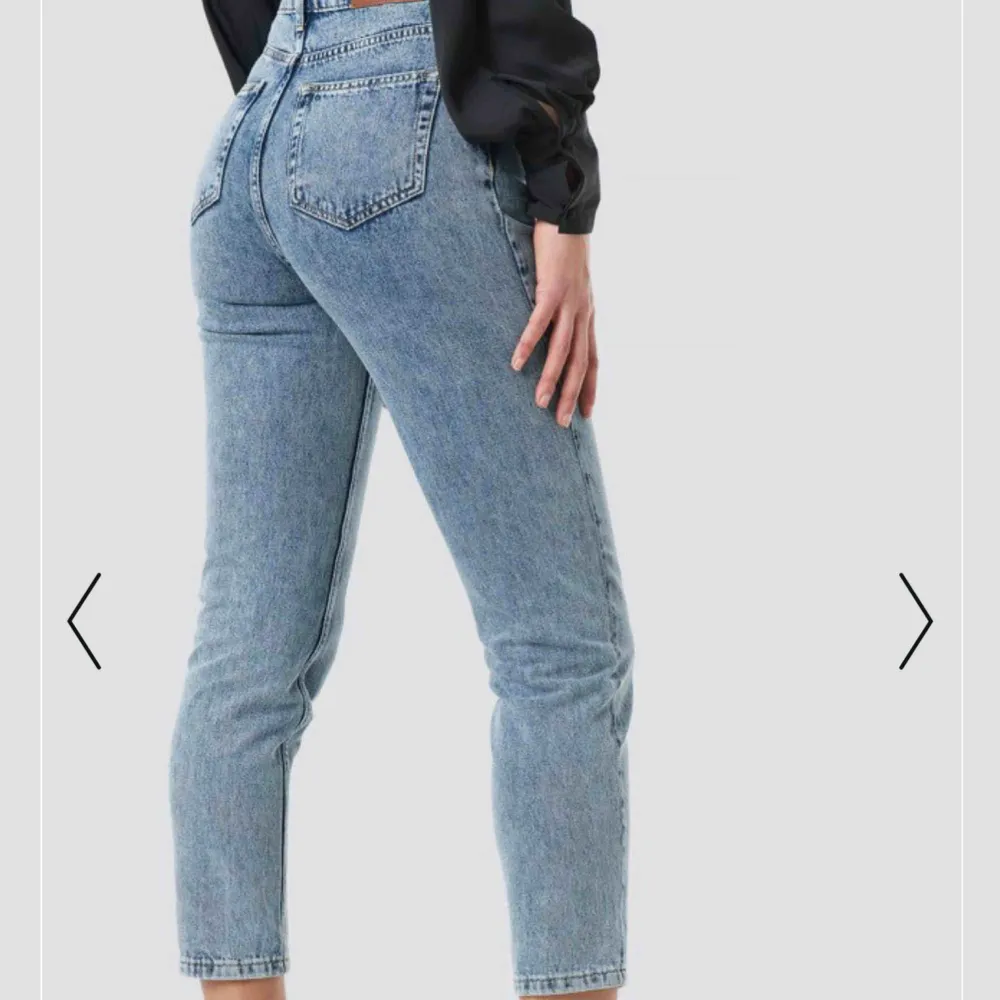 Säljer dessa supersnygga jeansen från NAKD. Använda två gånger, säljer då dem inte riktigt är min stil längre. Originalpris 499kr. Frakt är inkluderat💕. Jeans & Byxor.