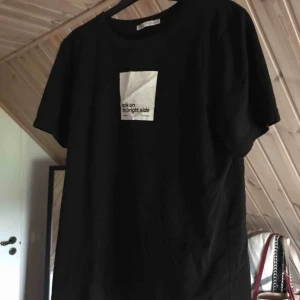  - Tshirt från zara med enkelt och snyggt tryck
