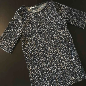  - T-shirt från Vila. Struktur i tyget. ”Fläckigt” mönster. 