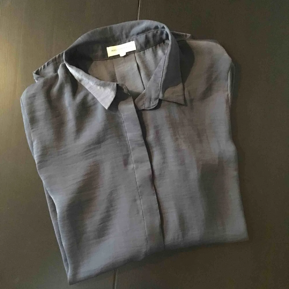 Skjorta ”siden” från Moss Copenhagen. Duvblå färg. Långärmad.. Skjortor.