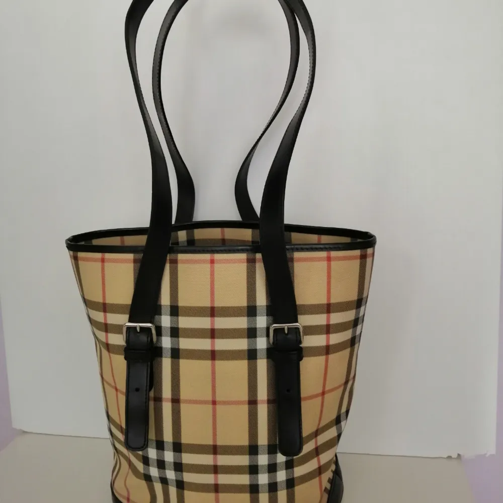 Burberry Shoulder Bag, excellent condition,                 100% authentic, size 25x29cm, handle 30cm, write me for more info and pics. Väskor.