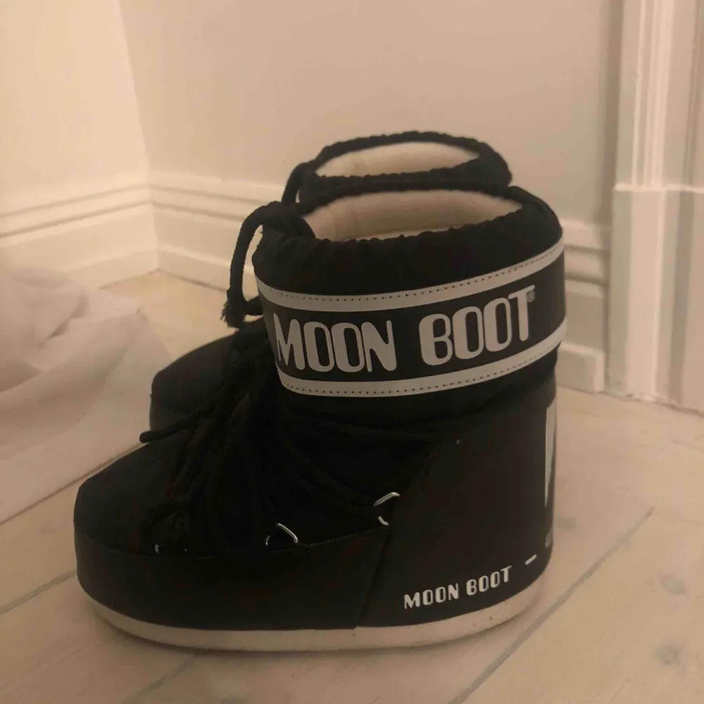 Helt nya svarta moonboots i kortmodell, endast använda 1 gång. Chunky och väldigt varma. Storlek 36/37 men lite tajta på mig som har storlek 37, dock blir de nog större om man använder skorna. FRAKT TILLKOMMER. Skor.