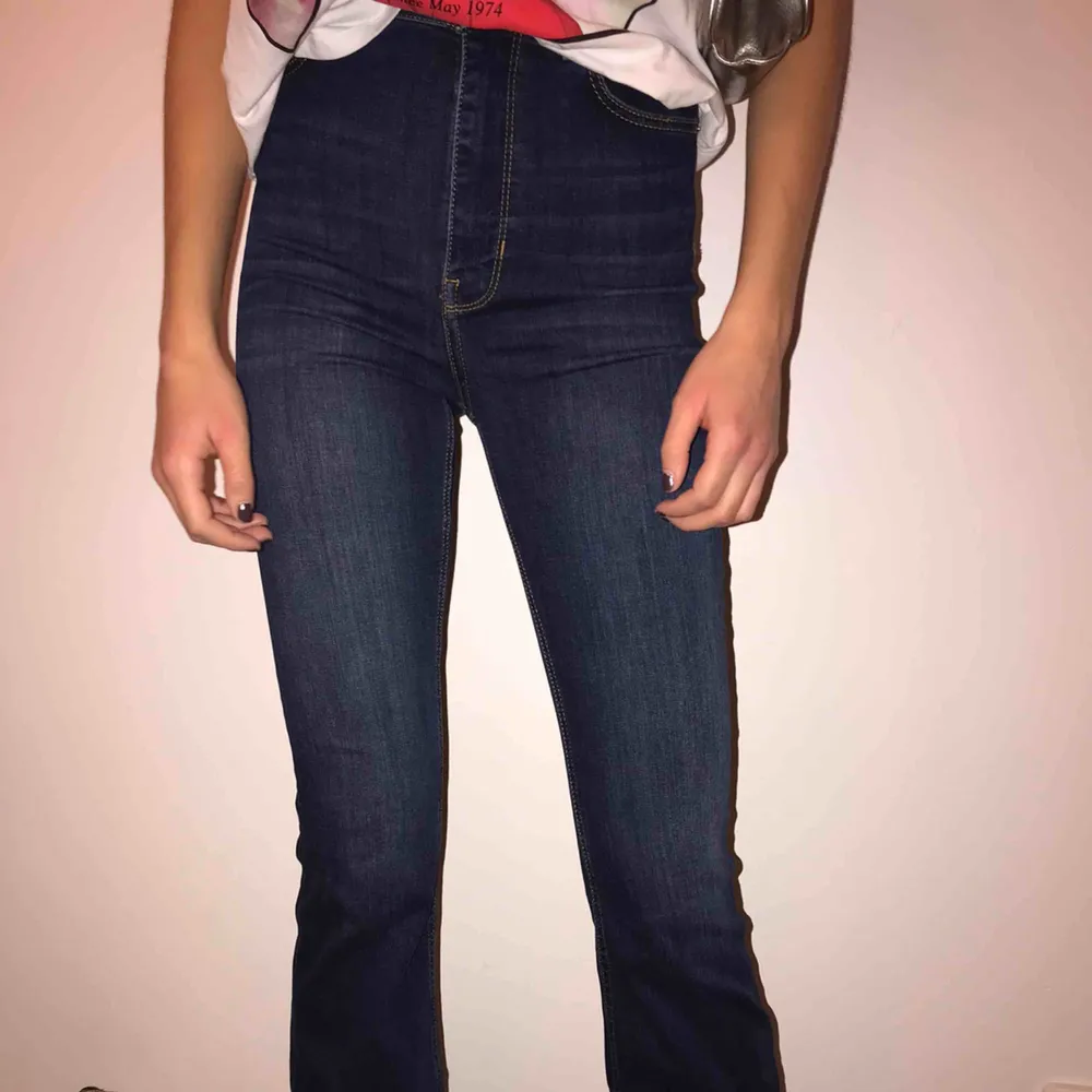 snygga mörkblåa bootcut jeans från zara, har använt kanske 3 ggr så de är i fint skick🤪👑 PRISET KAN DISKUTERAS!!! . Jeans & Byxor.