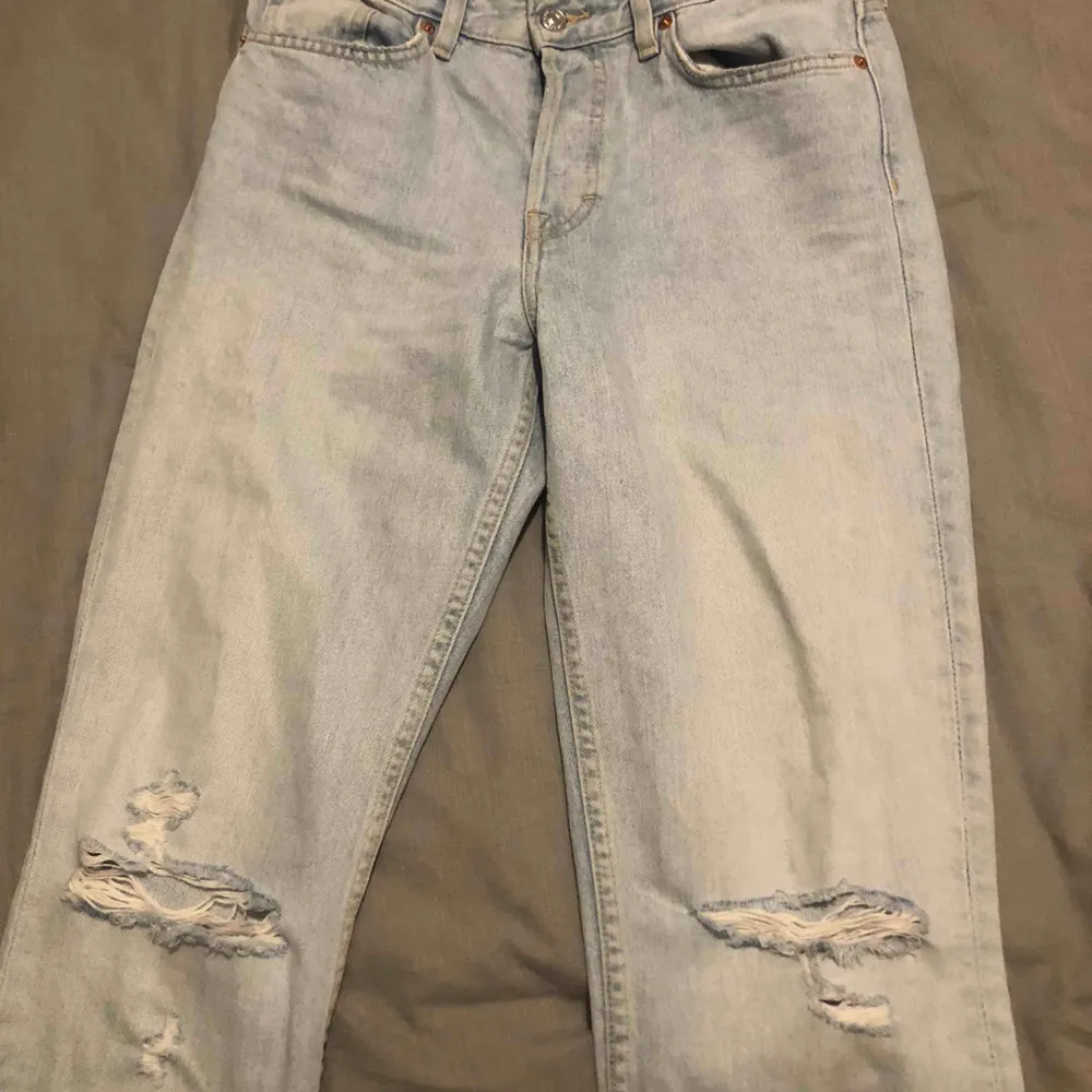 snygga ljusa jeans med två snygga hål på knäna. säljer pågrund av att jag köpte en storlek för stora. nästan aldrig använda. Jeans & Byxor.