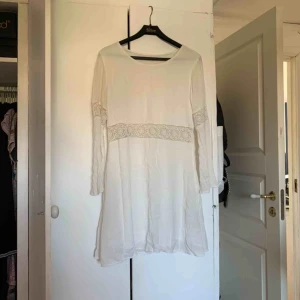  - En vit klänning från Vero Moda 