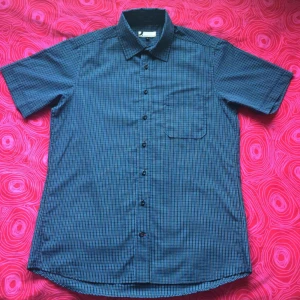  - 👕 Blå rutig kortärmad skjorta 👕 Skriv gärna om du har några frågor! 💕