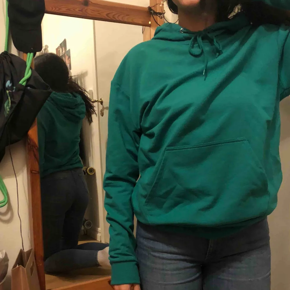 Turkos-grön hoodie från Carlings. Strl XS men passar också S. väldigt skönt material och knappt använd! . Hoodies.