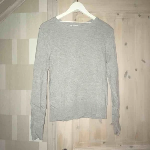  - Grå tröja bra skick