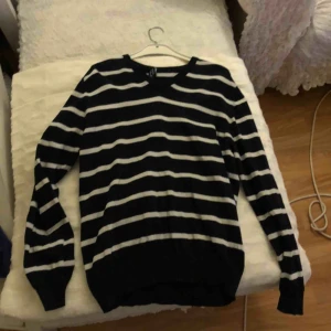  - säljer en randig tröja i ca storlek M funkar på mig som har s/m, hör av dig om du är intresserad💓