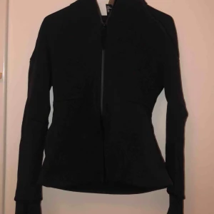  - Adidas kofta! Svart, snygg, bekväm och bra kvalité. Använd max 5 ggr!