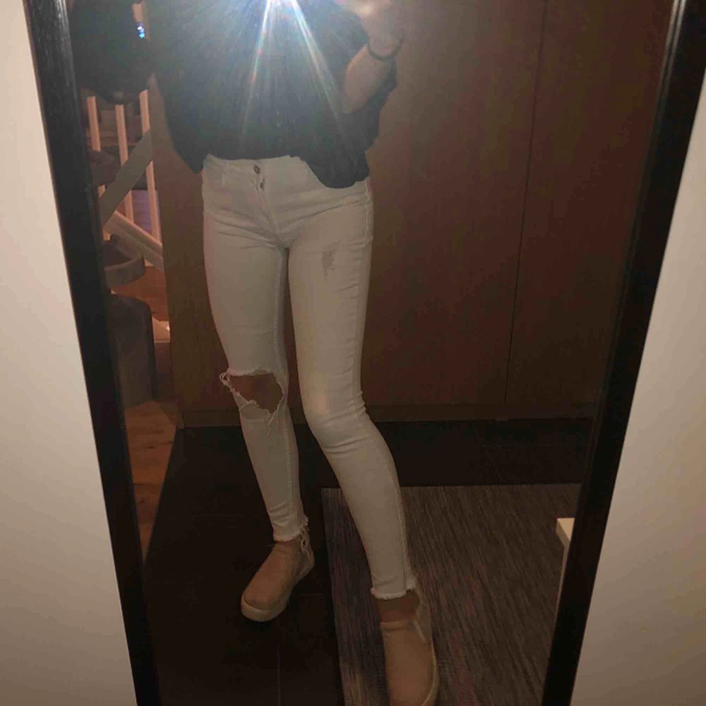 Vita jeans från H&M med ett hål i knät och slitningar längst ner. Jag är 160 cm 😆 frakten ingår! ❤️. Jeans & Byxor.
