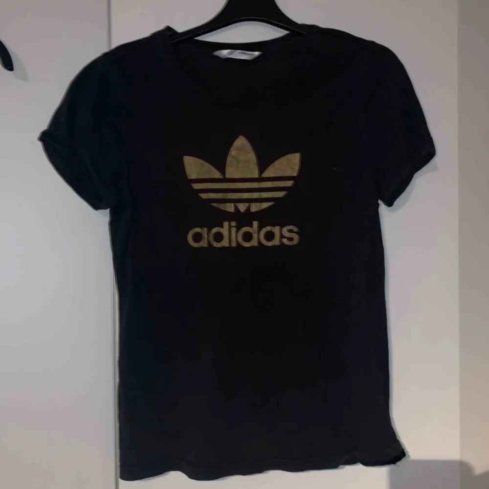 Adidas t-shirt i använt men bra skick, mer som en 36 i storlek så ganska liten. Frakt tillkommer. T-shirts.