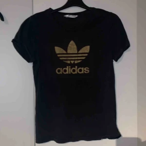  - Adidas t-shirt i använt men bra skick, mer som en 36 i storlek så ganska liten. Frakt tillkommer