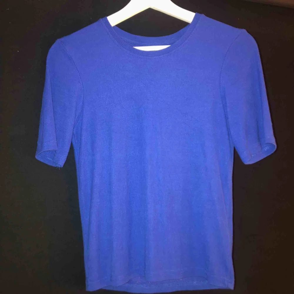 En super fin blå ribbad tröja. Som är använd ett fåtal gånger🧚🏼‍♀️. T-shirts.