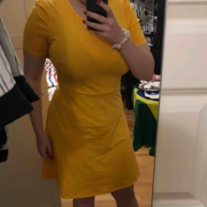  - Gul klänning som går till knäna, aning genomskinlig. Möts gärna upp i Stockholm, annars betalar kunden frakt 