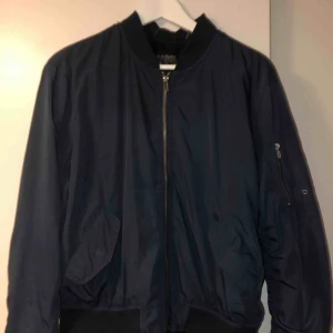  - Tunn mörkblå bomberjacka. Köpt på Carlings, mycket bra skick. 