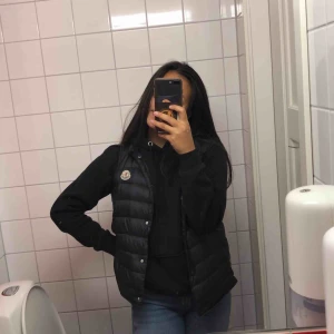  - MONCLER LIANE STRL 3 Inköpt på NK i Göteborg, kvitto och tags finns! Sälj pågrund av att jag inte har användning för den och vill köpa något annat, kan eventuellt gå ner i pris