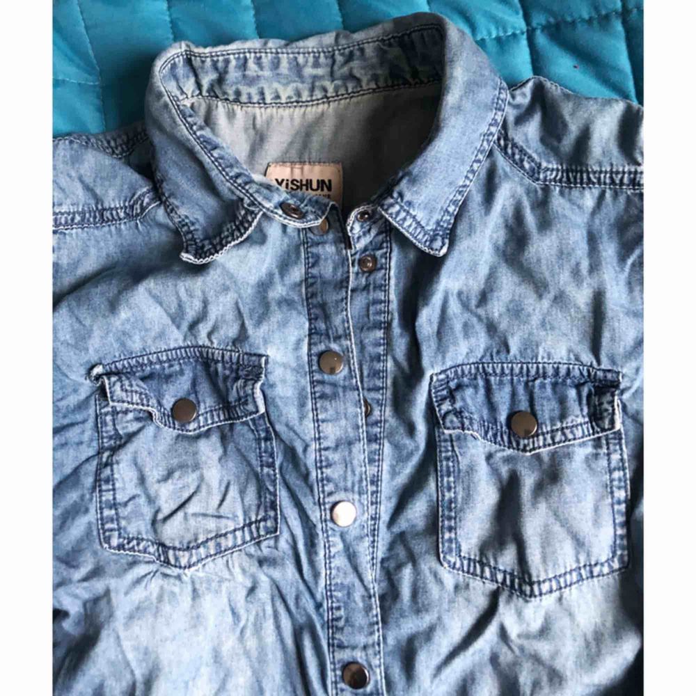 Jeans shirt, size 34, a bit longer than till waist, looks great with black leggins!. Skjortor.