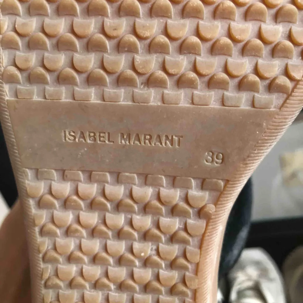 Säljer mina älskade Isabel Marant skor, kommer inte till användning och behöver kärlek hos någon annan 🖤 Kartong finns kvar och skorna är i superfint skick. Väldigt sällan använda. Lite missfärgning från byxor inuti men inget som syns när de är på! ⚡️ . Skor.