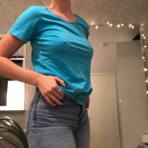  - Ljusblå/grön t-shirt i bra skick (knappt använd) Står ingen storlek i men skulle säga att den passar xs/s-m Köparen står för frakt