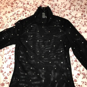  - Trendig tröja med paljetter som passar perfekt till fest eller vardagen (beror på hur man matchar den). Den är ganska genomskinlig så den är mycket fin tillsammans med en bralette eller något annat fint under.