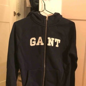  - En kofta från gant, använd ett par gånger men ändå i bra skick. Orginal pris ca 1000kr