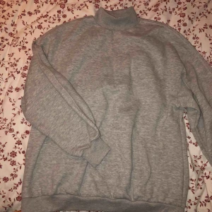  - Höghalsad tröja från Bershka som är jättefin och varm. Mycket bekväm och är i bra skick!