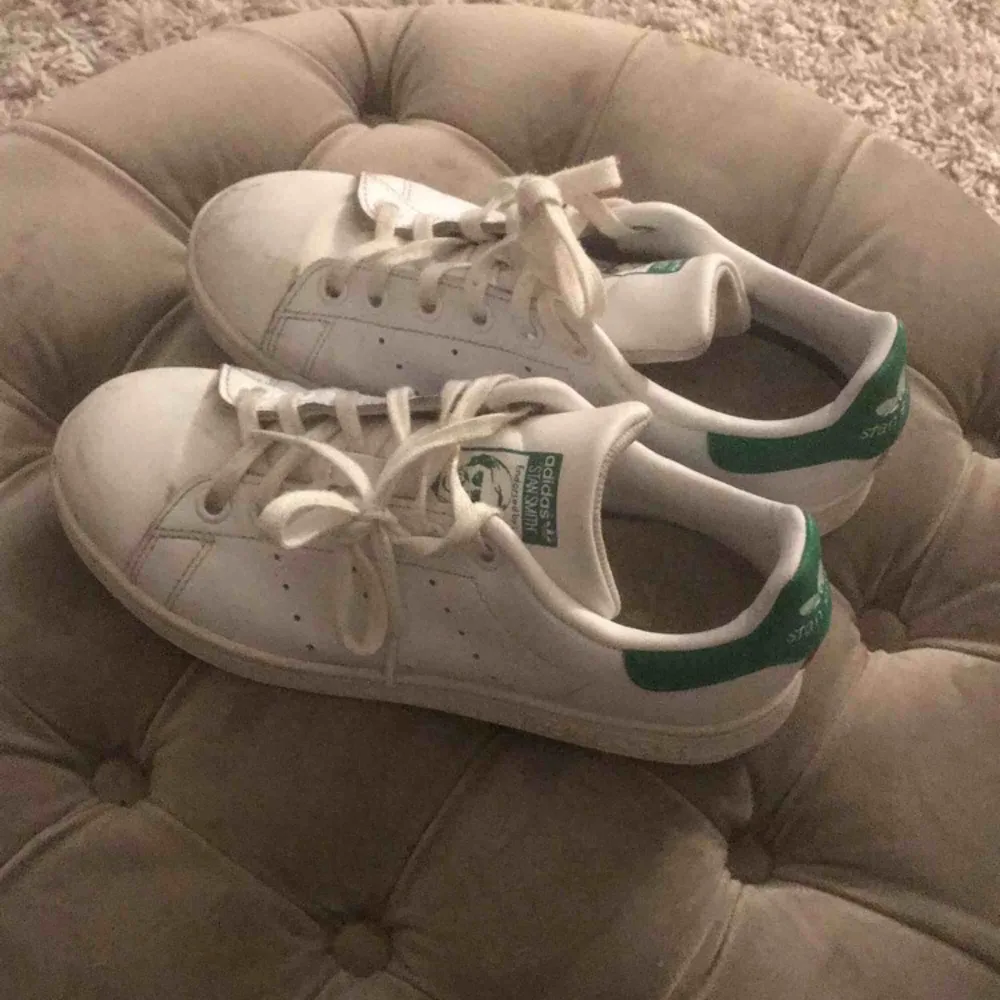 Adidas stan smith i bra skick!  . Skor.