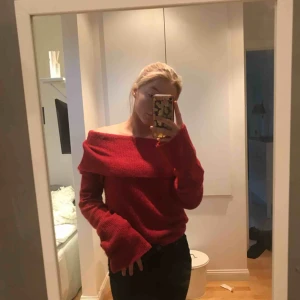  - Höstig off-shoulder tröja med långa vida ärmar. Mycket bra skick  Kan fraktas eller mötas upp i uppsala