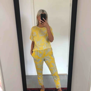  - Så fint tvådelat set med byxa och topp. 