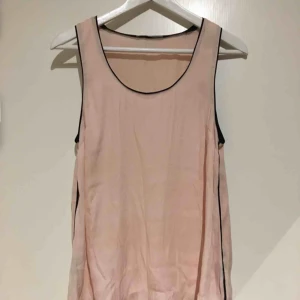  - Fint linne Storlek 38  Hämtas i Bromma eller skickas. Köparen står då för frakt.