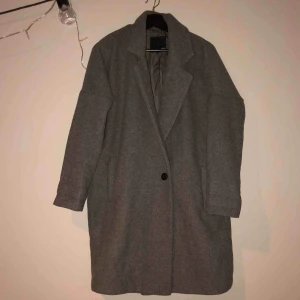  - Grå kappa från lager 157. Funkar bra som vinterjacka men även bara som en vanlig kappa. Kan mötas upp i sundvall annars står köparen för frakt! 