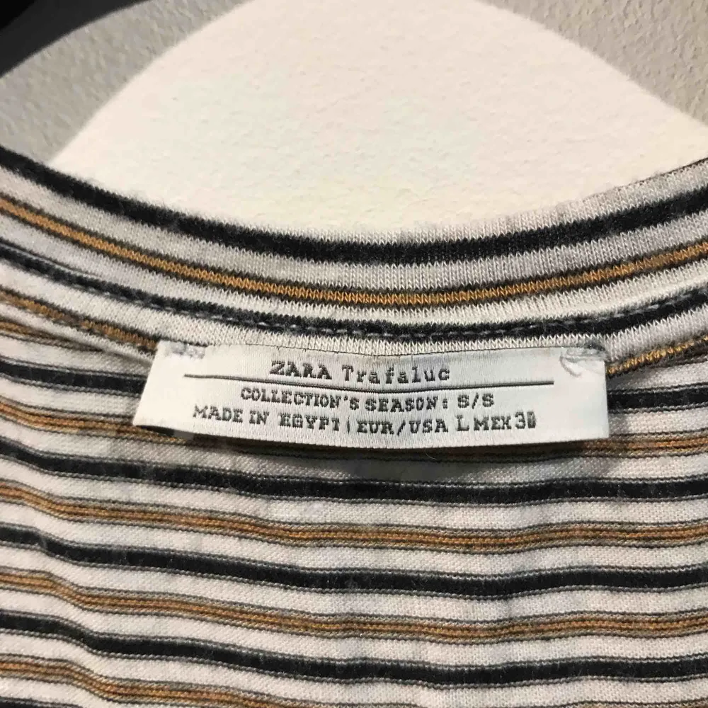 Säljer en randig tröja från Zara i storlek L. Frakten är inräknat i priset.. T-shirts.