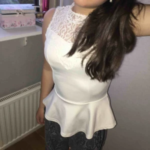  - Jättesöt topp från Nelly med volang, använd bara på ett skolfoto:) frakt 25kr