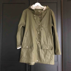  - Militärgrön regnjacka. Köpt en ny så säljer nu denna. Hel och ren förutom små fläckar på insidan man knappt tänker på. Har huva!!