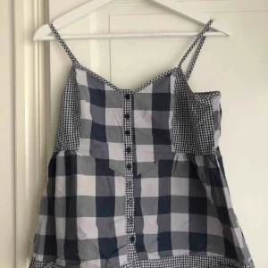  - En blått och vitt super fint linne