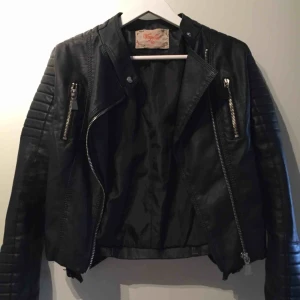  - Chiquelle Moto Jacket svart.  Storlek 40 men jag har själv 36. I denna storlek får jag plats med tjocktröja under.  Använd ett par gånger.  Nypris 700kr.