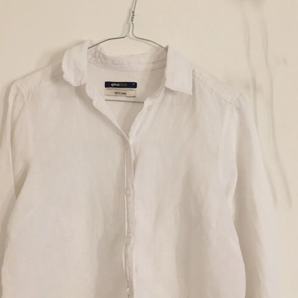 Superfin linneskjorta från Gina! Sparsamt använd, säljer pga för liten. Frakt tillkommer🌸. Skjortor.