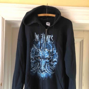 - In Flames - Väl använd zip-hoodie med tryck både fram och bak. Fint skick på trycket 