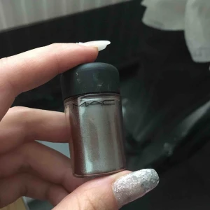  - Ögonskugga från mac i fin färg.  Frakt tillkommer om den ska skickas