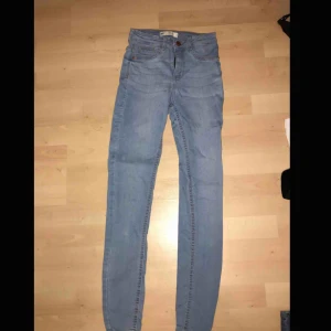  - Ljusblåa jeans. Använda ett par gånger men ser som nya ut.  Extremt sköna och stretchiga.  Köpare står för frakt.